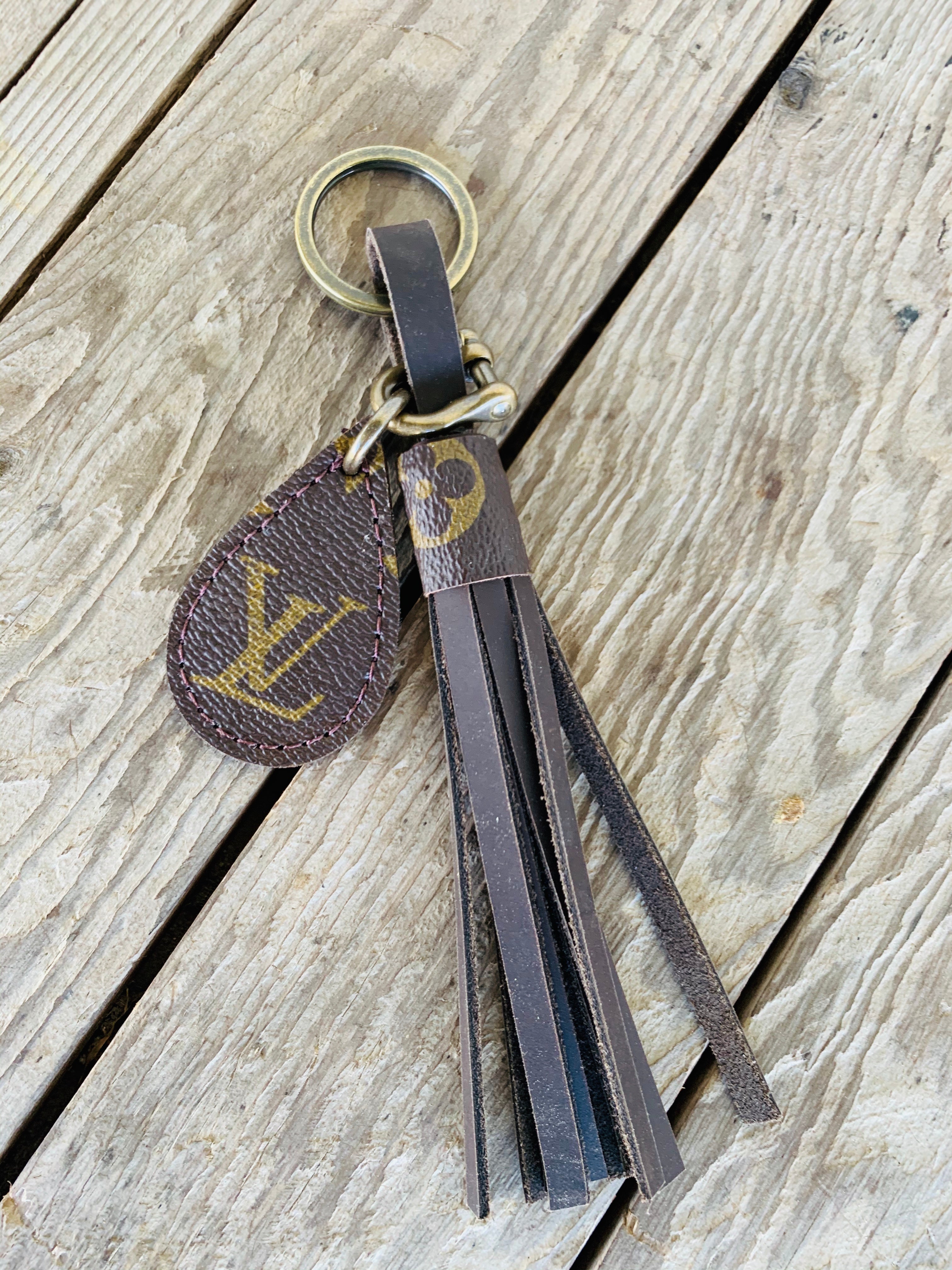 Received a decade-old LV keychain as a gift, ring doesn't open